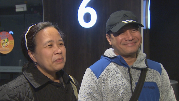 Arnel et Elvira Daliva devant la salle de projection d'un film dans un cinéma de Regina à l'occasion de la Saint-Valentin, le 12 février 2026.