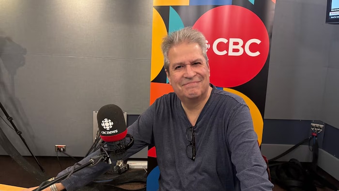Portrait de Chris Wood assis dans un studio radio de CBC.