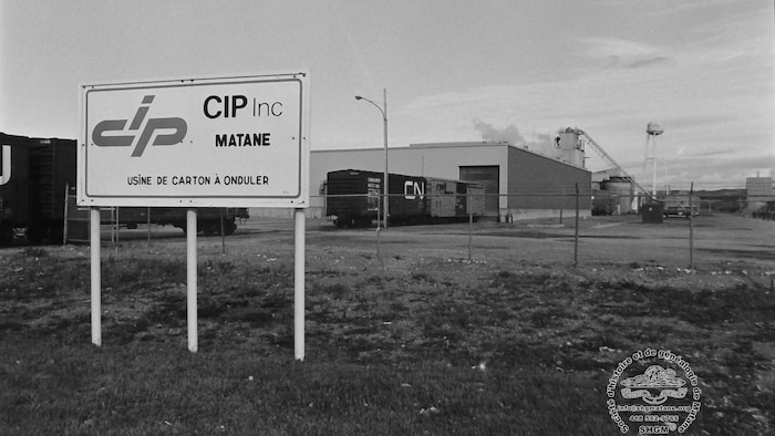 L'usine de la CIP dans le Parc industriel de Matane, avec un panneau «CIP usine de carton à onduler».