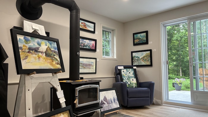 Des tableaux suspendus dans le sous-sol d'une maison.