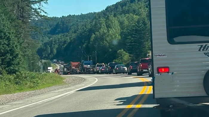 Plusieurs voitures arrêtées.