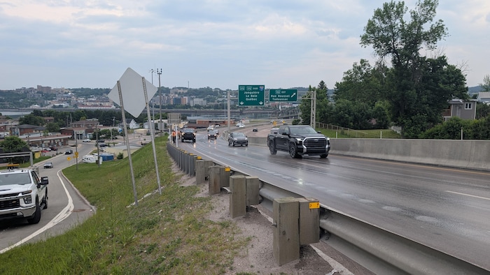 Des véhicules circulent sur une route.