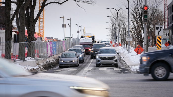 Des voitures entre deux chantiers de construction.