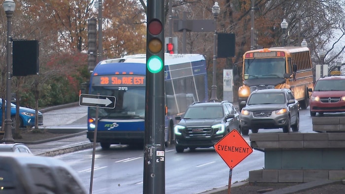 Des véhicules circulent sur l'avenue Honoré-Mercier, à Québec.