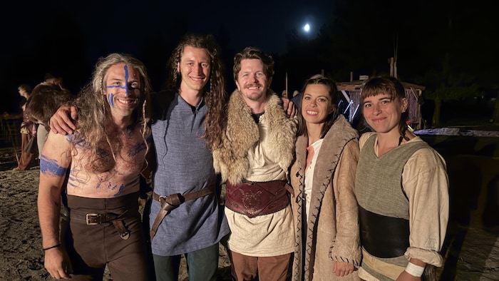 François Bédard, Nathan Biggs-Penton, David Fleury, Vanessa Collini et Agathe Bisserier posent bras dessus bras dessous dans leur costume du spectacle Beltane.