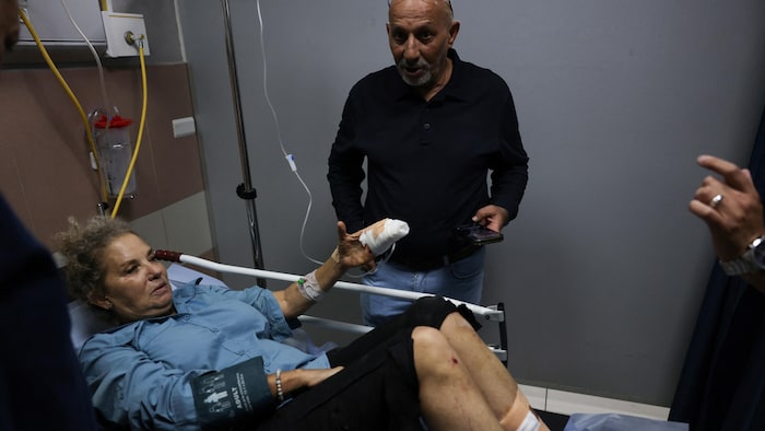  La photojournaliste indépendante américaine Heidi Levine est allongée sur un brancard aux urgences de l’hôpital public de Ramallah, ville occupée par Israël, où elle reçoit des soins après avoir été agressée par des colons israéliens alors qu’elle photographiait des agriculteurs palestiniens en train de récolter leurs olives, dans le village palestinien d’Abu Falah, le 16 octobre 2026.
