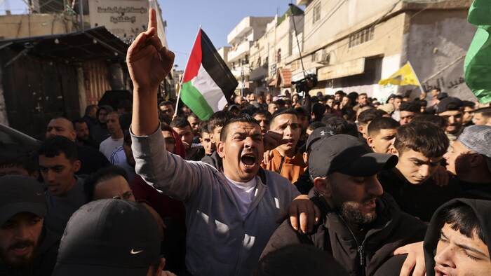 فلسطينيون غاضبون يسيرون في جنازة رجليْن قتلهما الجيش الإسرائيلي في مخيم للاجئين في الضفة الغربية، في 26 كانون الأول (ديسمبر) 2023.