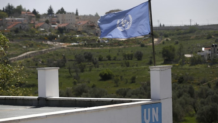 Une photo montre un drapeau des Nations unies dans le camp de réfugiés palestiniens de Jalazoun, près de Ramallah, le 8 avril 2021.