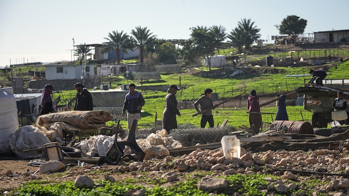 Les habitants palestiniens du village de Ras Ein al-Auja, en Cisjordanie, emballent leurs affaires et se préparent à quitter leurs maisons après avoir décidé de fuir l'escalade de la violence des colons, dimanche 11 janvier 2026. 