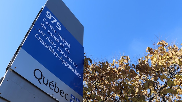 L'affiche des bureaux du Centre intégré de santé et de services sociaux de Chaudière-Appalaches en automne.