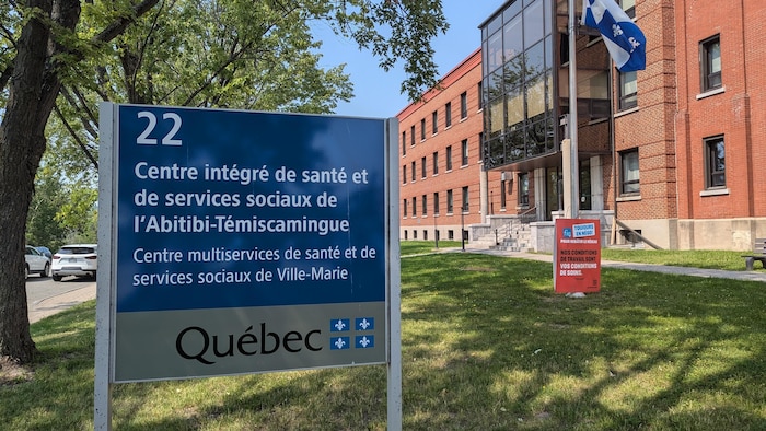 Un panneau indique le centre intégré de santé et de services sociaux de l'Abitibi-Témiscamingue devant l'hôpital de Ville-Marie.