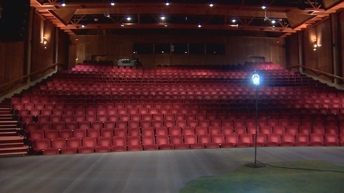 Une salle de théâtre vide, vue depuis la scène.