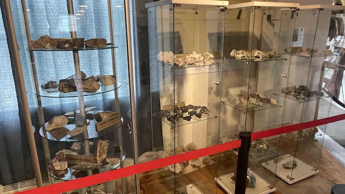 Des objets en exposition dans une salle.