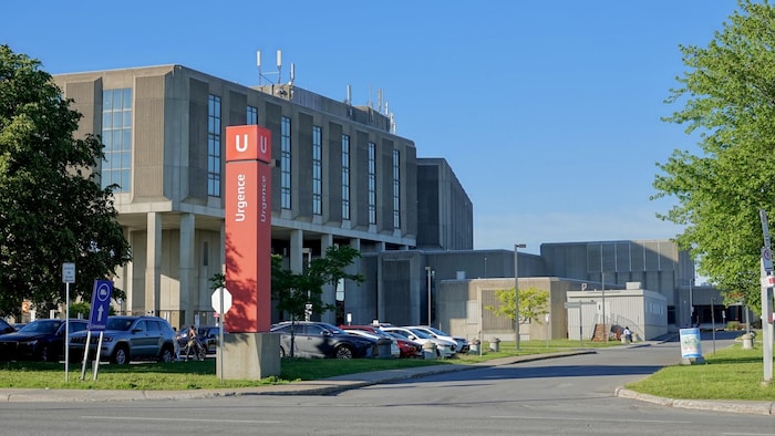 Façade d'hôpital.