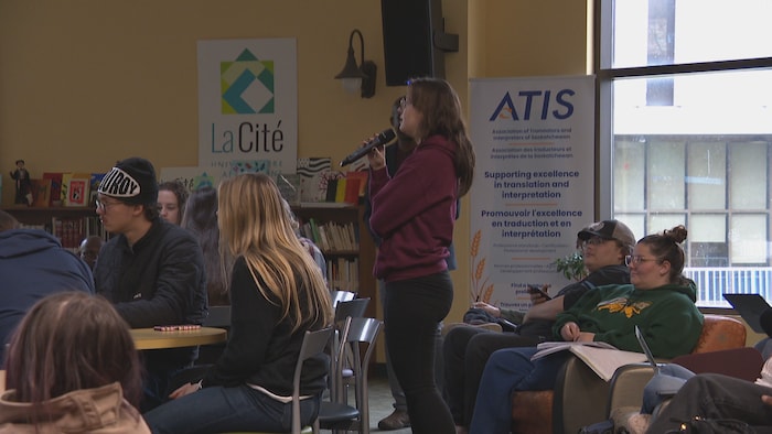 Sarah Pauze pose une question aux candidats.