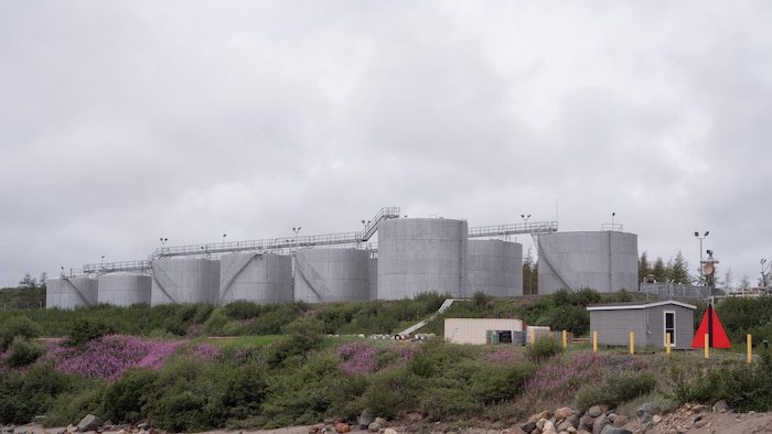 Photo des citernes grises à l'extérieur.