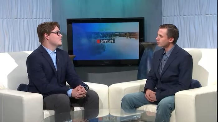 Lane Hoffart, journaliste à CITL-TV, s'entretient sur le plateau avec Thomas Wildman, journaliste sportif et agricole. 