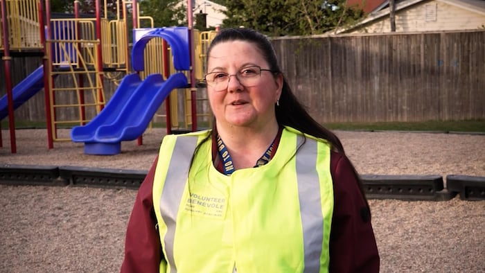 Caroline Rouse devant un parc pour enfant.