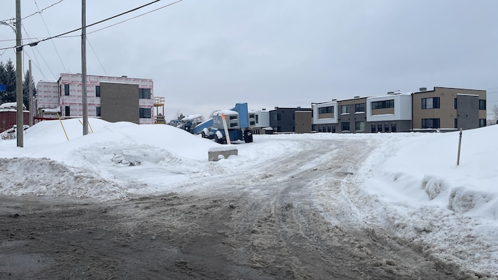 Entrée charretière du projet de logements Apojé en hiver.