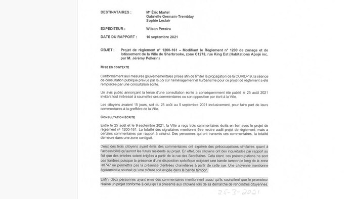 Un document officiel de la Ville de Sherbrooke de septembre 2021 stipule que la présence d’une bande tampon aux abords du projet domiciliaire « ne permettra pas la présence d’entrées charretières à partir de cette rue ».