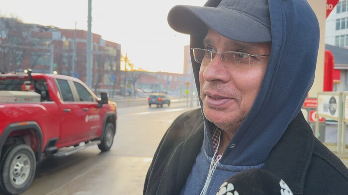 Mohammed devant une station d’essence de Toronto.