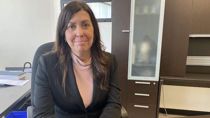 Julie Labbé pose assise dans son bureau.