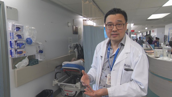 Un médecin dans un corridor.