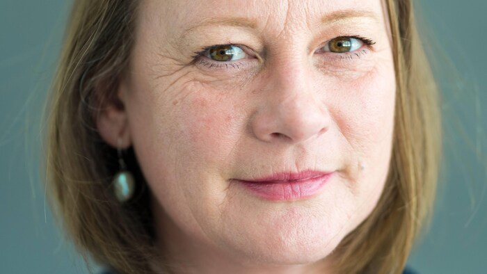 Claire Canet regarde l'objectif en souriant.