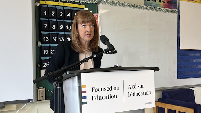 La ministre de l'Éducation et du Développement de la petite enfance du Nouveau-Brunswick, Claire Johnson, lors d'un point de presse à Oromocto.