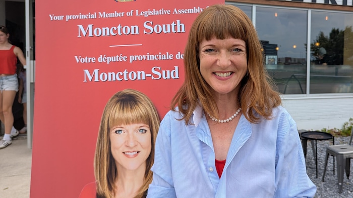 Une photo de Claire Johnson à côté d'une photo de Claire Johnson imprimée sur une pancarte.
