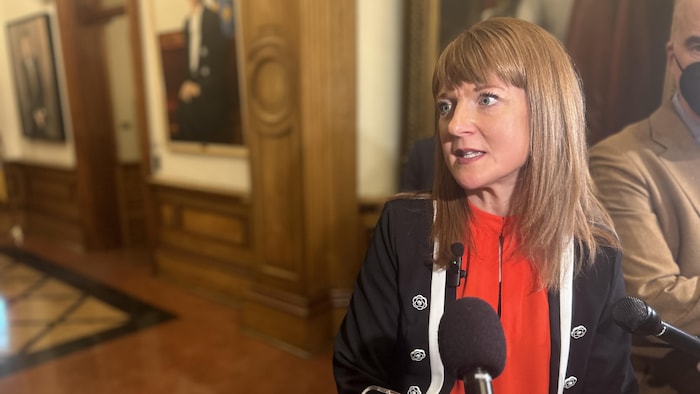 Claire Johnson répond aux questions des journalistes.