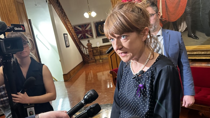 Une photo de Claire Johnson, lors d'une mêlée de presse à Fredericton. 