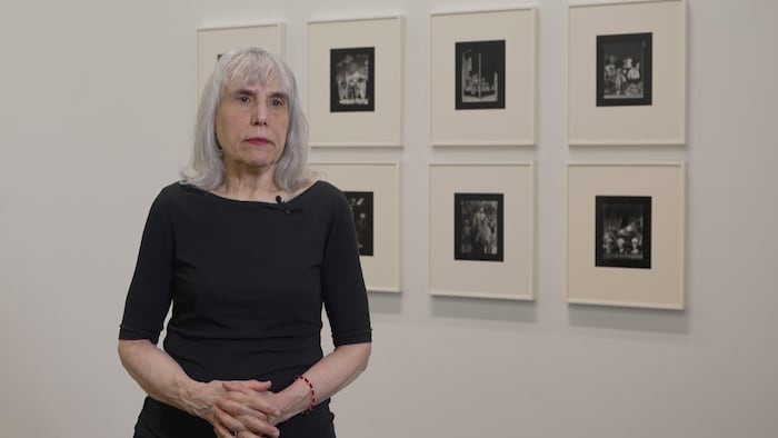Portrait de Clara Gutsche devant six de ses œuvres.