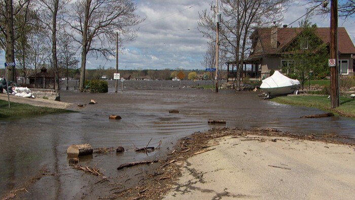 Le niveau de la rivière des Outaouais reste élevé dans une rue résidentielle.