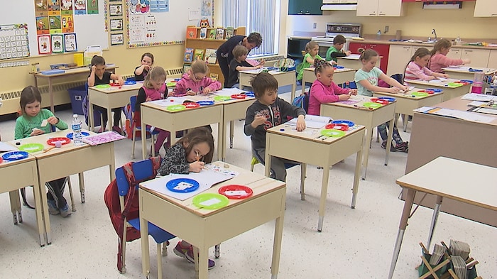 Des élèves dans une classe de niveau primaire