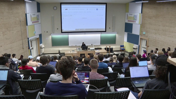 Des étudiants dans une classe universitaire.