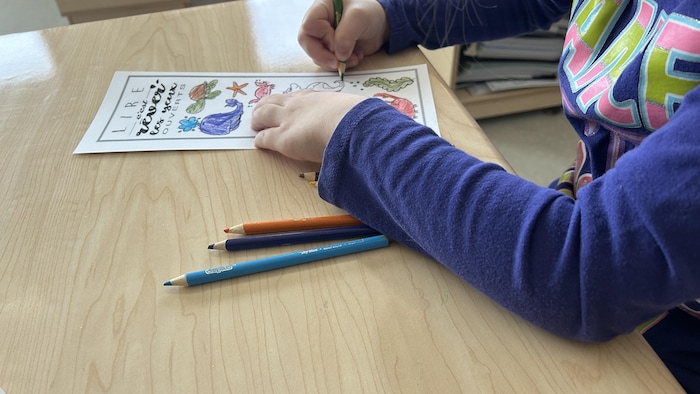 un engant fait du coloriage.