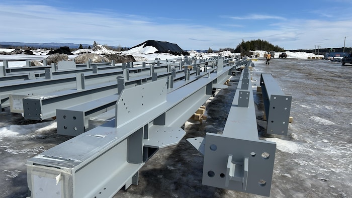 De grandes pièces de métal sont allongées sur la glace.