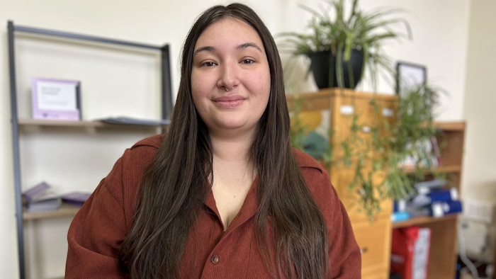 Jeanne Palardy dans les bureaux du Centre féminin du Saguenay