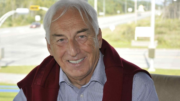 Claude Canuel, dehors au soleil.