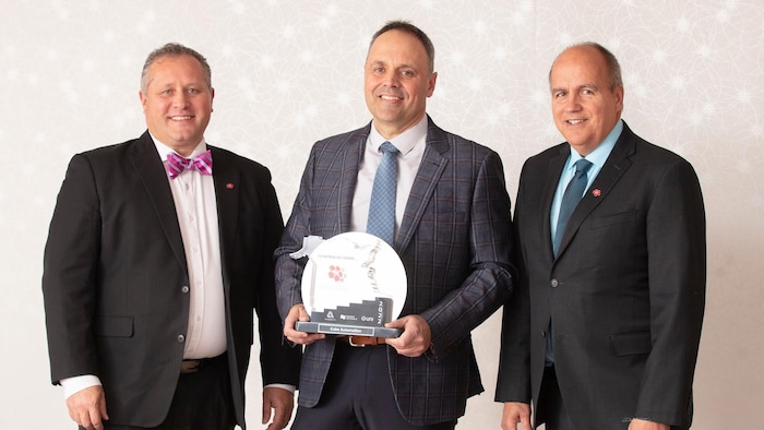 De gauche à droite : le président du conseil d'administration du Conseil économique du Nouveau-Brunswick Claude Francoeur, le chef des opérations de Cube Automation Roch Chiasson et le président-directeur général du Conseil économique du Nouveau-Brunswick Gaëtan Thomas.
