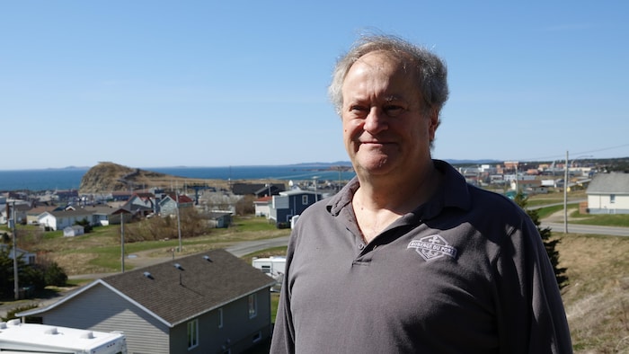 Claude Thériault devant un paysage madelinot.
