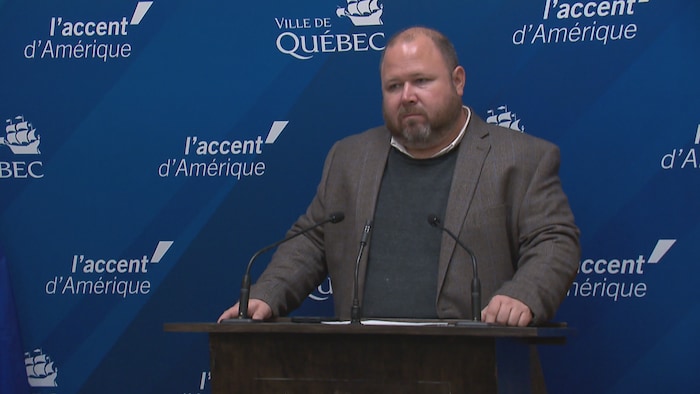 Claude Villeneuve, chef de l'opposition officielle à l'hôtel de ville de Québec.