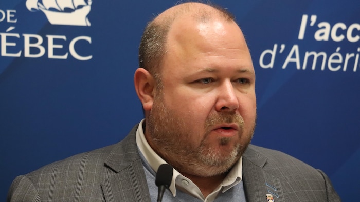 Claude Villeneuve en point de presse.