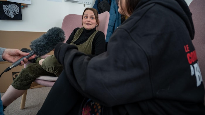 une femme en entrevue.