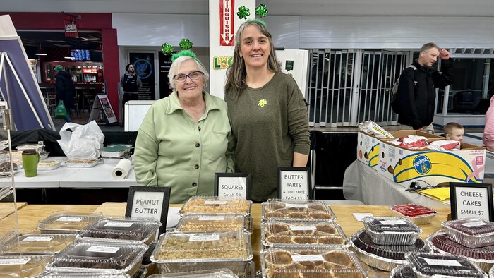 Claudette Mainville et sa fille Julie, vendeuses au marché fermier de Sudbury, affichent fièrement leurs produits faits maison.
