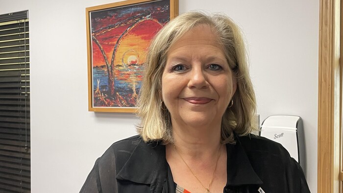 Une dame souriant pour la photographie