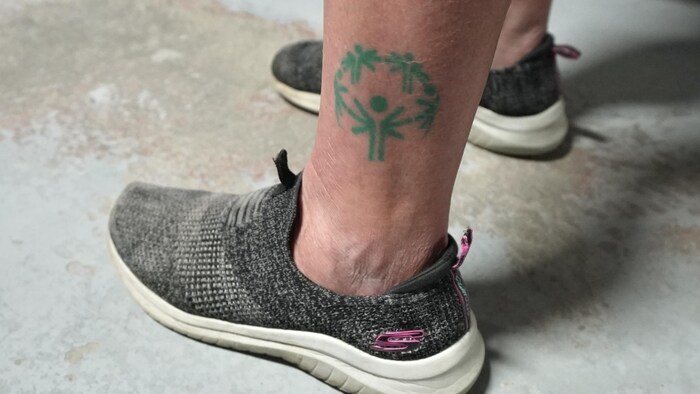 Un tatouage sur une cheville. 