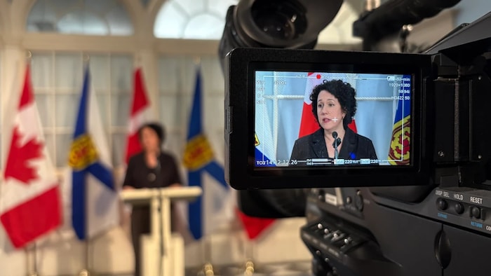 Claudia Chender dans le moniteur de la caméra