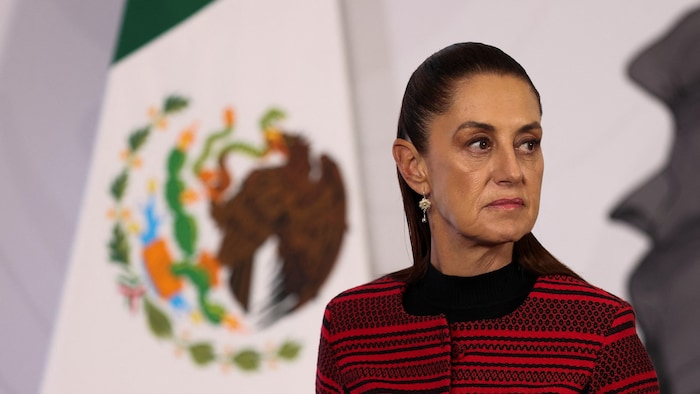La présidente mexicaine Claudia Sheinbaum s'adresse aux médias à Mexico, au Mexique, le 30 mars 2026, lors de sa conférence de presse quotidienne pour affirmer que son pays a tout à fait le droit d'envoyer du carburant à Cuba, que ce soit pour des raisons humanitaires ou commerciales. 